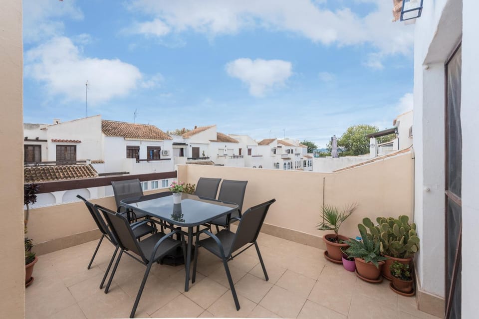 Property building, Balcony/Terrace, Living room