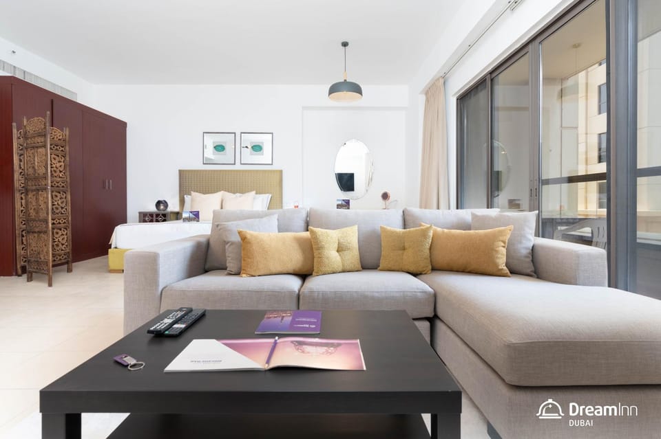 Bed, Seating area