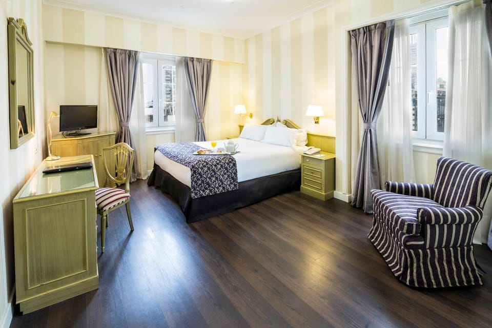 TV and multimedia, Seating area, Bedroom