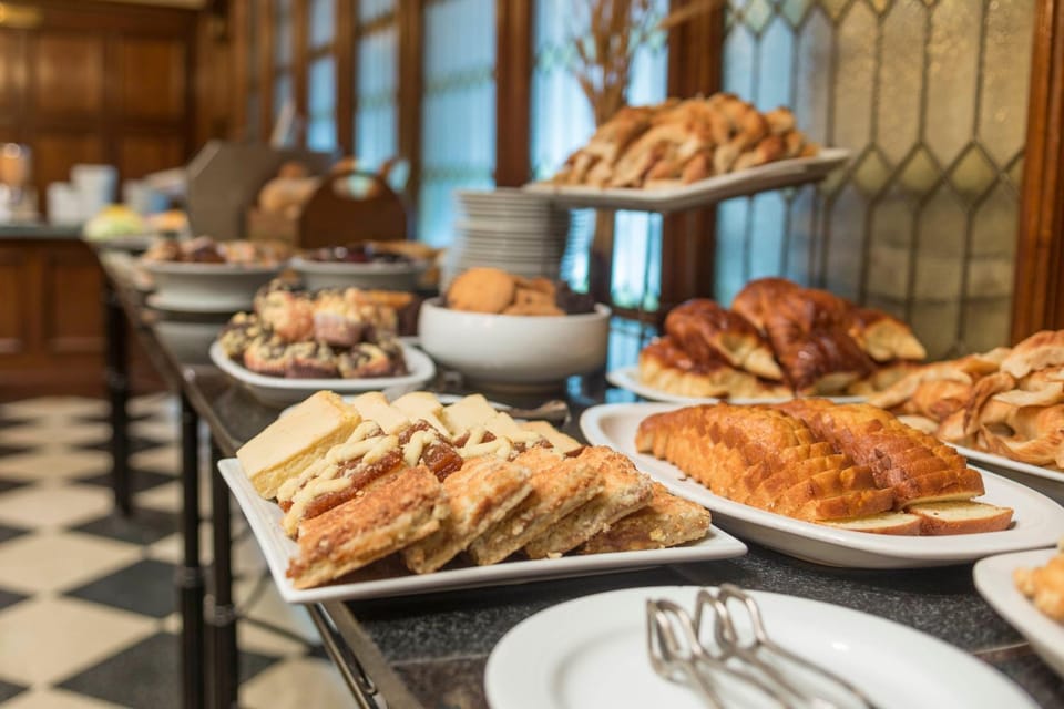 Restaurant/places to eat, Buffet breakfast