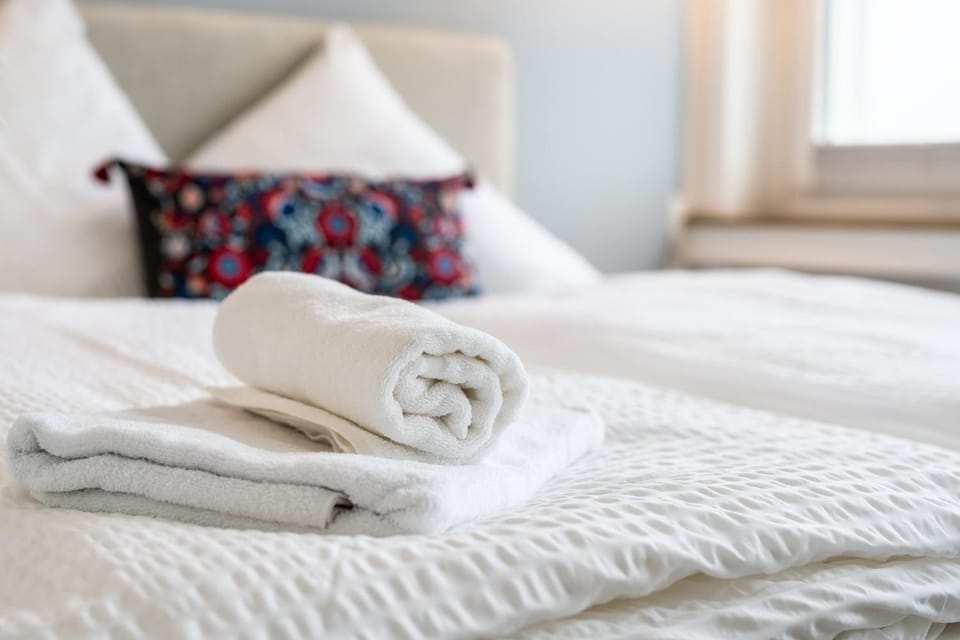 Bed, Bedroom, towels, towels