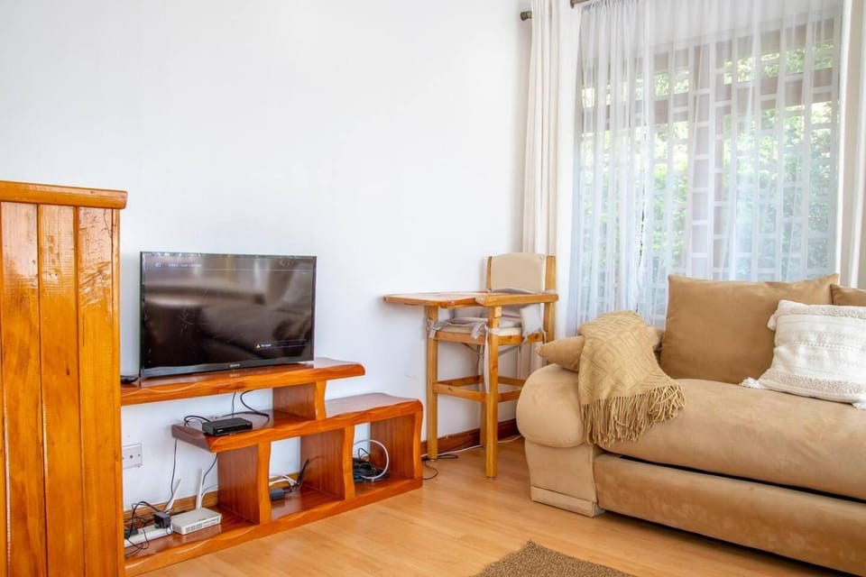 2 Bed Cottage Sleeps 4 - Onsite Parking Garden House in Nairobi County