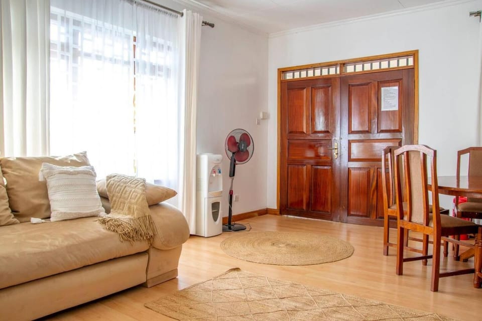 2 Bed Cottage Sleeps 4 - Onsite Parking Garden House in Nairobi County