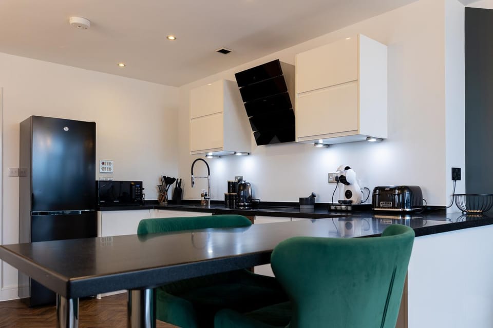 Coffee/tea facilities, Kitchen or kitchenette, Dining area, dishwasher, oven, stove, toaster