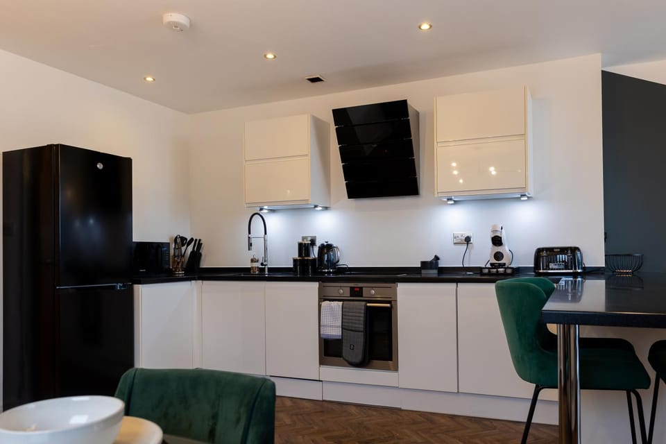 Coffee/tea facilities, Kitchen or kitchenette, Dining area, dishwasher, oven, stove, toaster