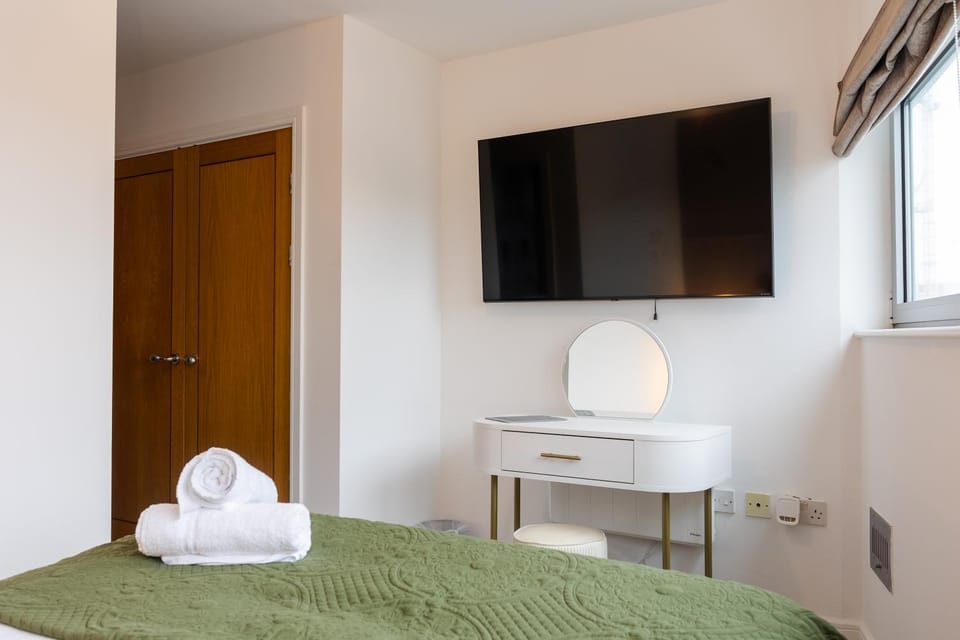 Bed, TV and multimedia, Bedroom, towels, wardrobe