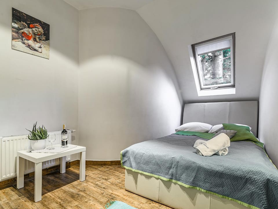 Bed, Photo of the whole room, Bedroom, towels