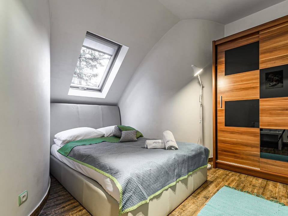 Photo of the whole room, Bedroom, towels, wardrobe