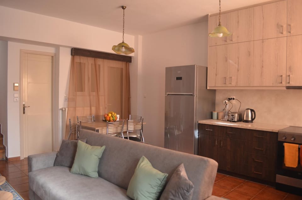 Coffee/tea facilities, Kitchen or kitchenette, Living room, Seating area, Dining area