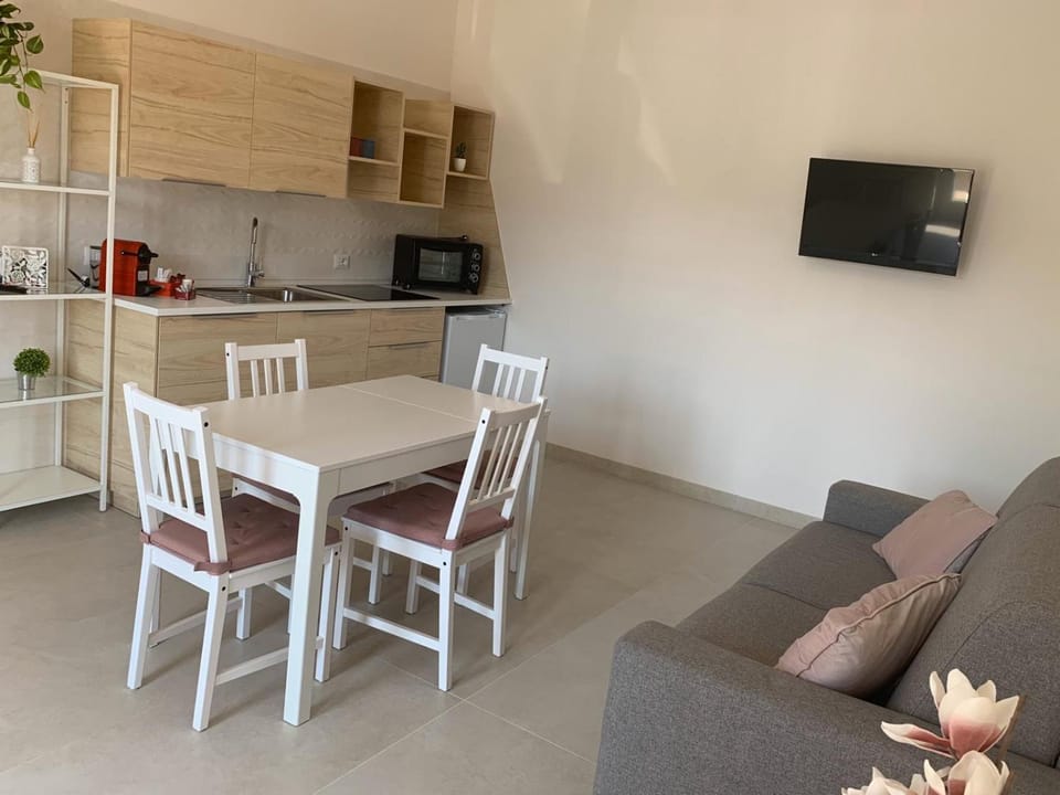 Kitchen or kitchenette, Living room, Seating area, Dining area, Communal kitchen