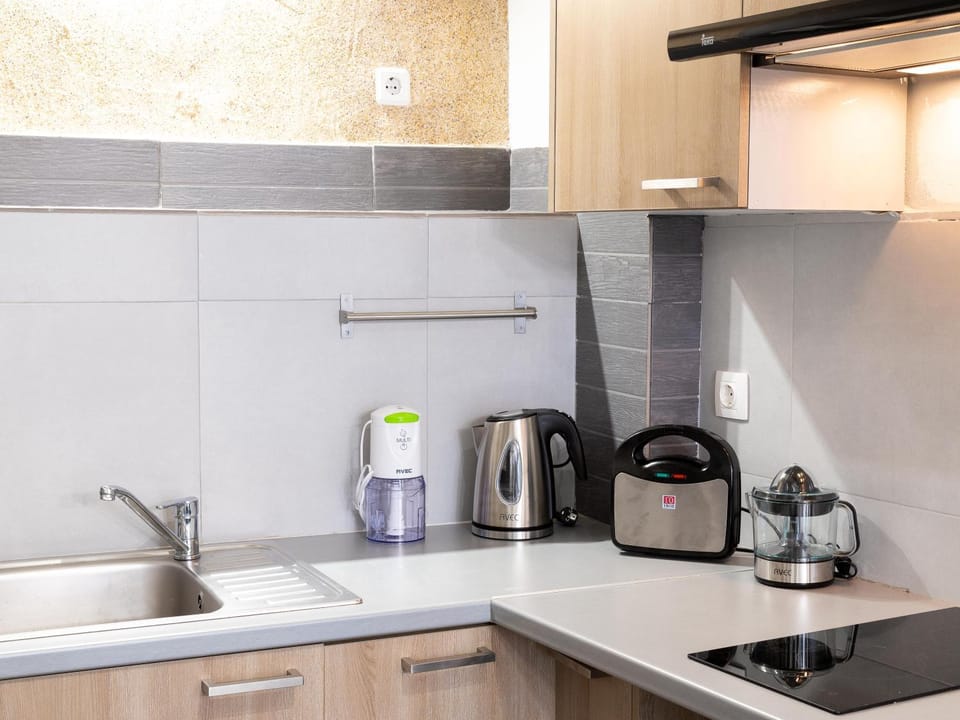 Coffee/tea facilities, Kitchen or kitchenette, stove, toaster