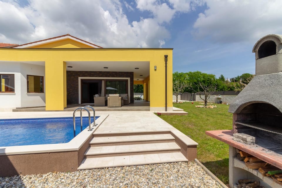 Modern villa Eve in Medulin with pool near the beach Villa in Premantura