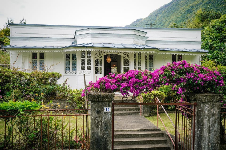 Property building, Facade/entrance, Natural landscape, Garden, Garden view, Mountain view