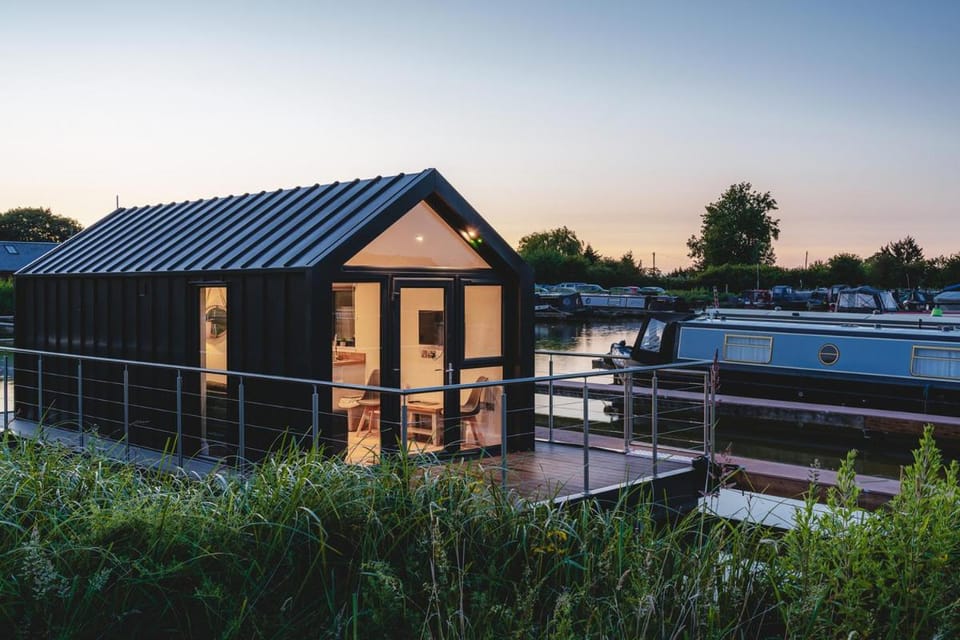 Tattenhall Marina Floating Pods Apartment in Wales