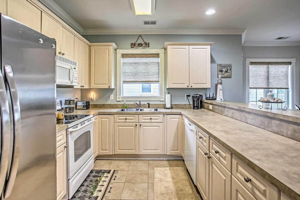 Magnolia Pointe Condo with Community Pool & More! House in Myrtle Beach