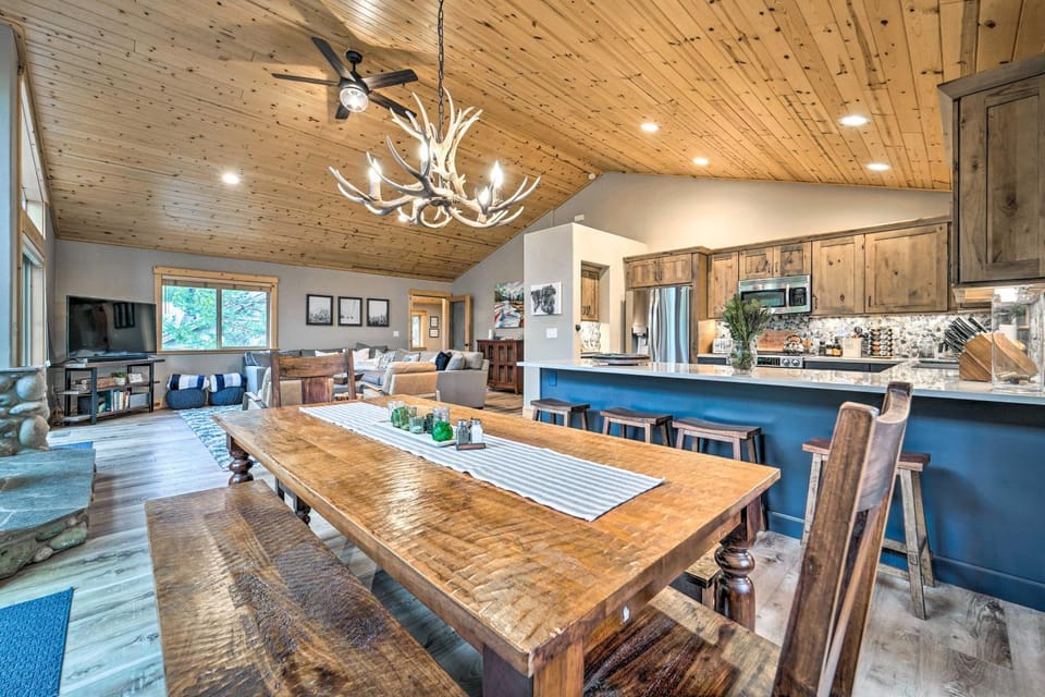 Bikes, Grill & Views: Luxe Truckee Cabin! Cabin in Truckee
