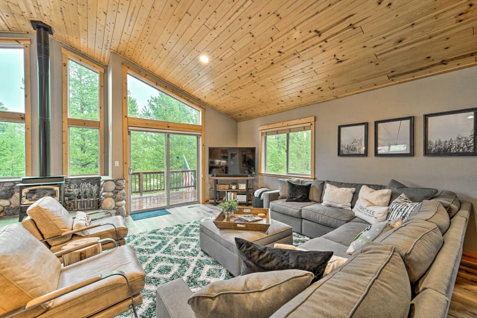 Bikes, Grill & Views: Luxe Truckee Cabin! Cabin in Truckee