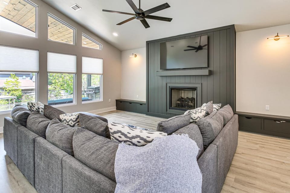 Lakefront Hot Springs Home w/ Private Dock House in Lake Hamilton