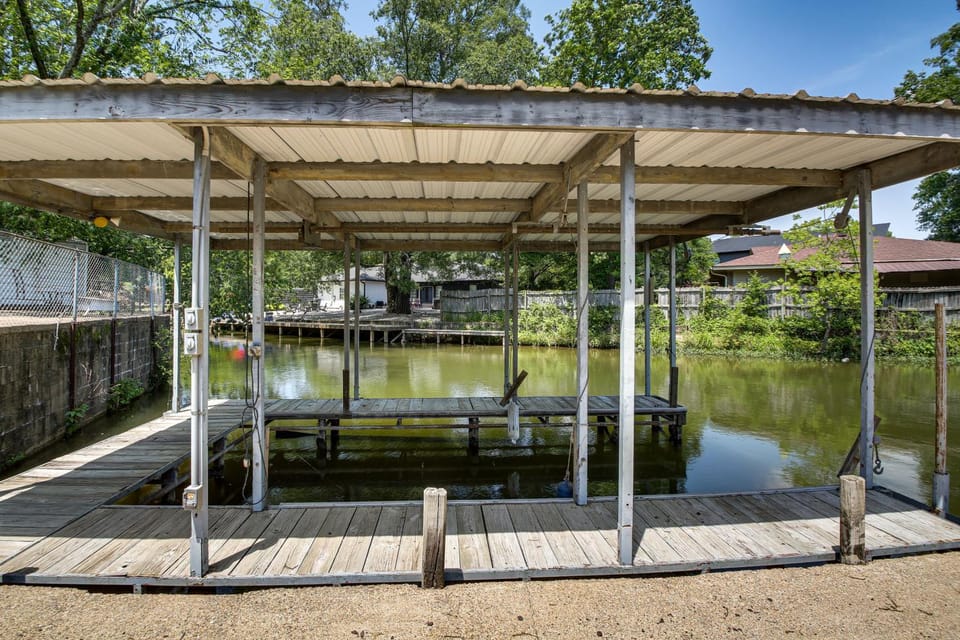 Lakefront Hot Springs Home w/ Private Dock House in Lake Hamilton