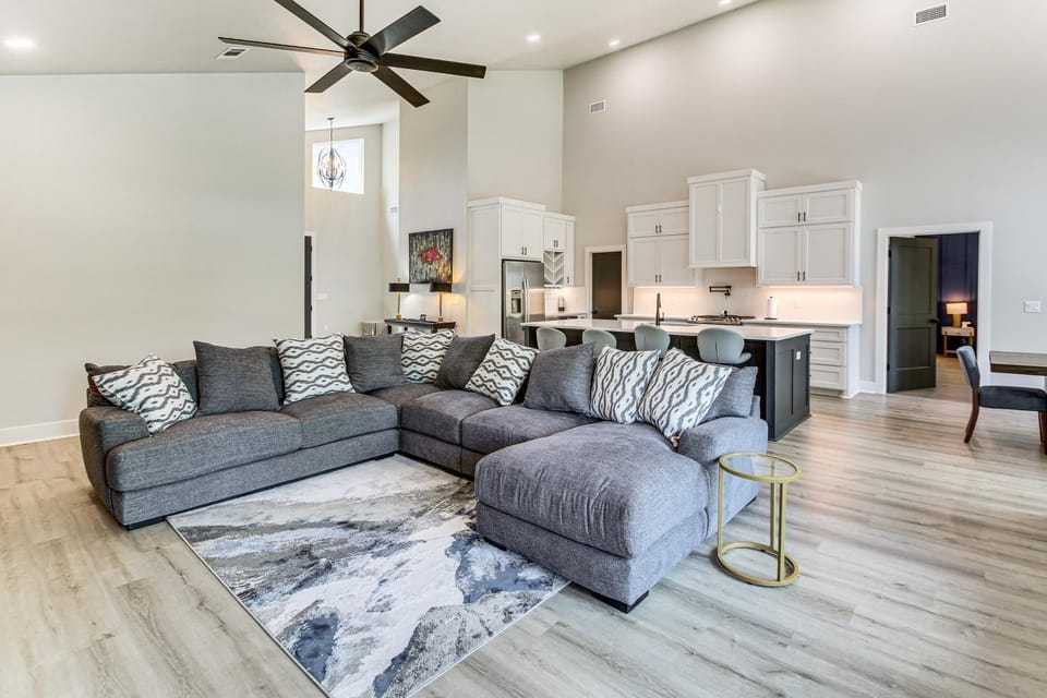 Lakefront Hot Springs Home w/ Private Dock House in Lake Hamilton