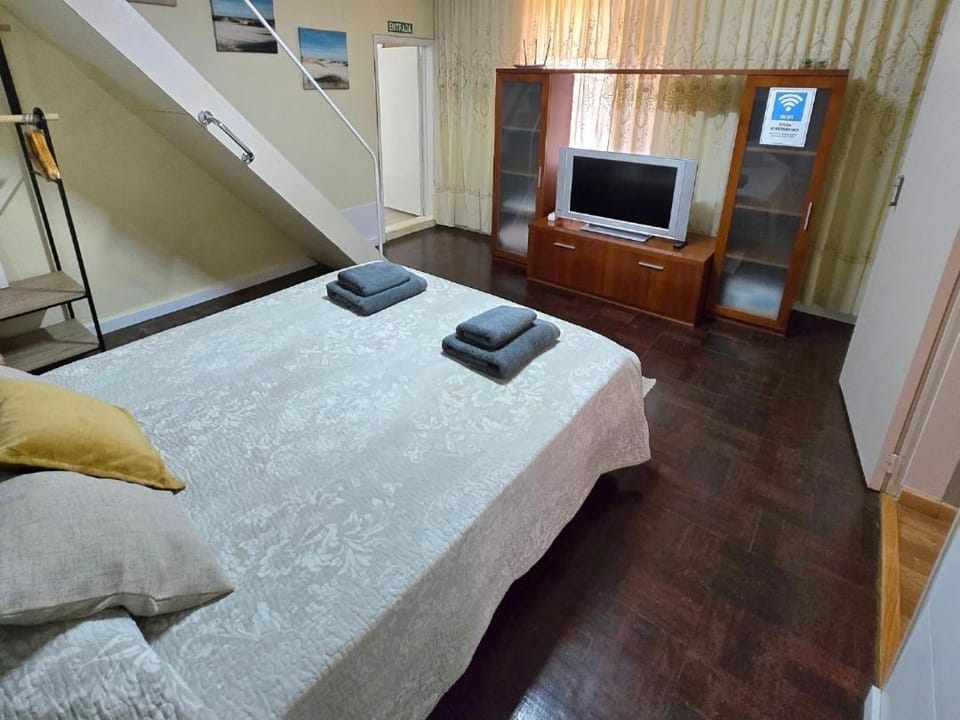 Bed, TV and multimedia, Photo of the whole room, Bedroom, towels