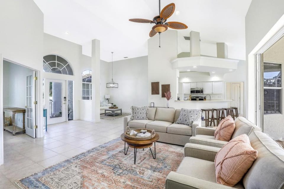 Sunny waterfront home near beach, shops and food House in Marco Island