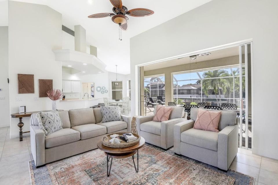 Sunny waterfront home near beach, shops and food House in Marco Island