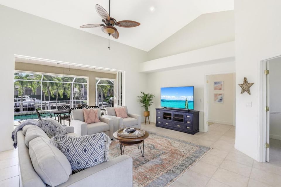 Sunny waterfront home near beach, shops and food House in Marco Island
