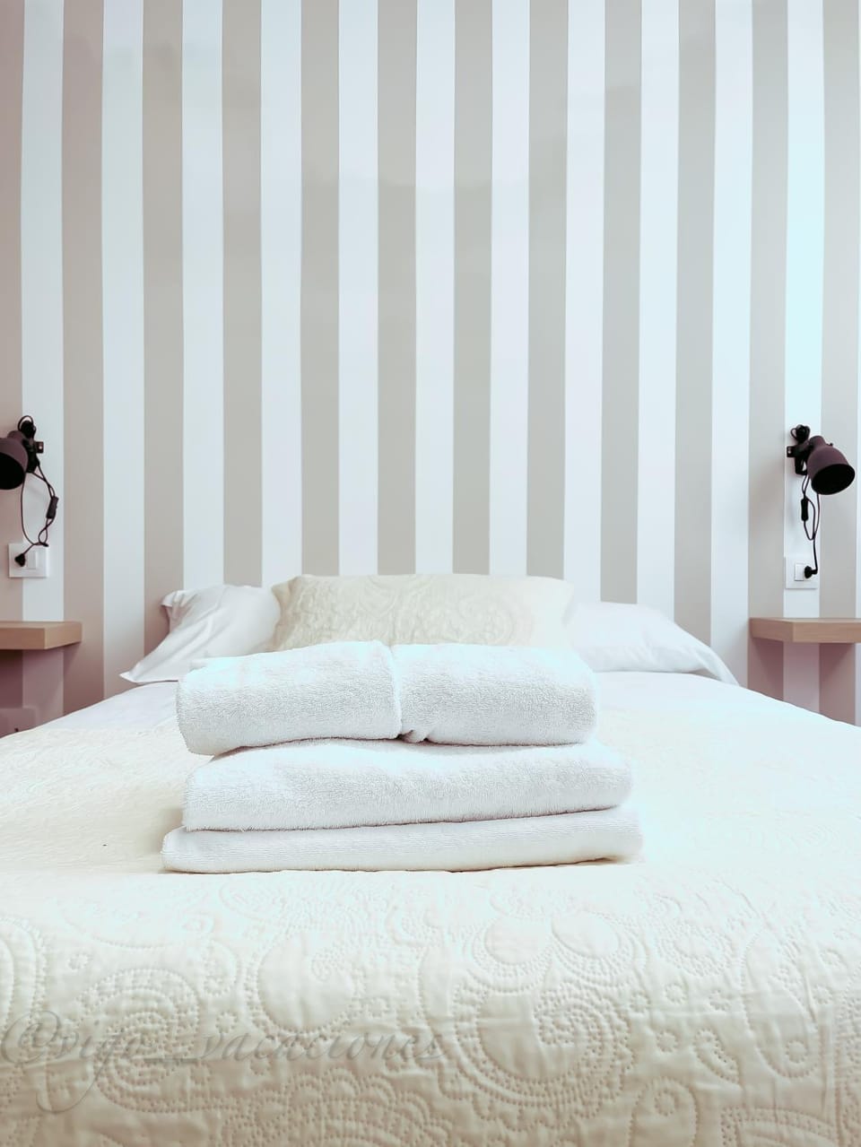 Bed, Photo of the whole room, Bedroom, towels