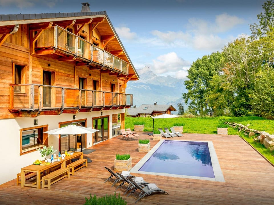 Property building, Day, Natural landscape, Summer, Garden, View (from property/room), Garden view, Swimming pool, sunbed