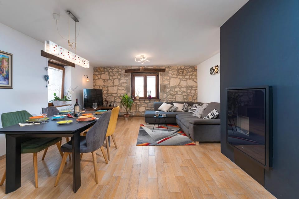 TV and multimedia, Living room, Seating area, Dining area
