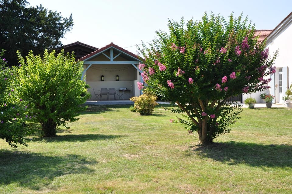 CLOS SAINT SAUVEUR - guesthouse au coeur des vignes sur le coteau House in Nouvelle-Aquitaine