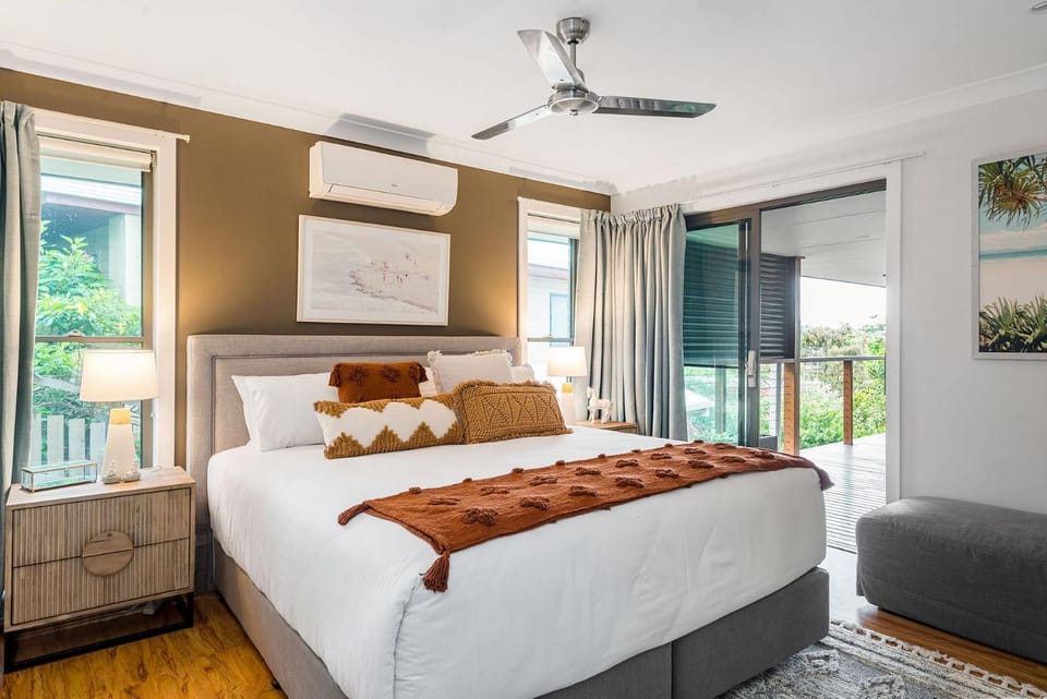 Bed, Photo of the whole room, Seating area, Bedroom, fireplace, air conditioner
