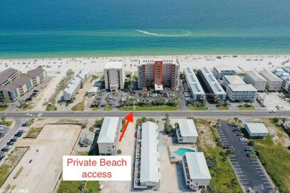 Private Beach Access With Pool and 2-MIn Walk to Beach Apartment in West Beach
