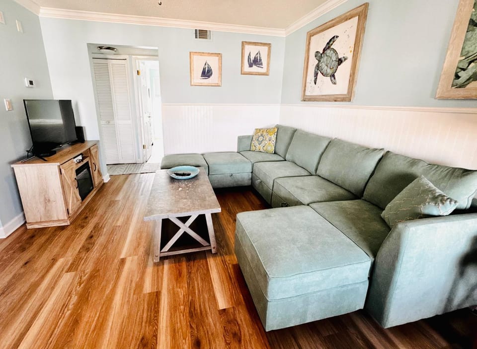 Private Beach Access With Pool and 2-MIn Walk to Beach Apartment in West Beach