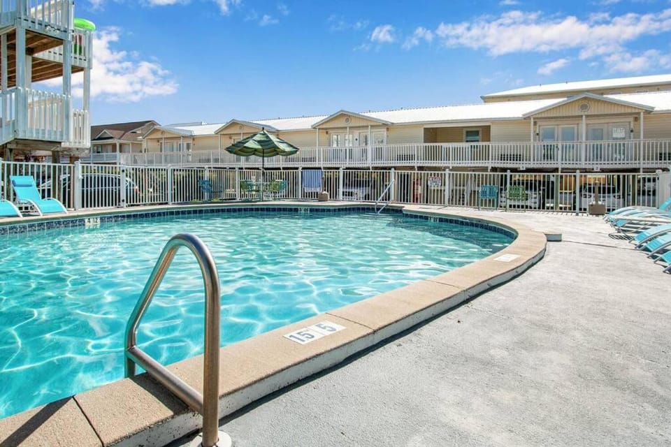 Private Beach Access With Pool and 2-MIn Walk to Beach Apartment in West Beach