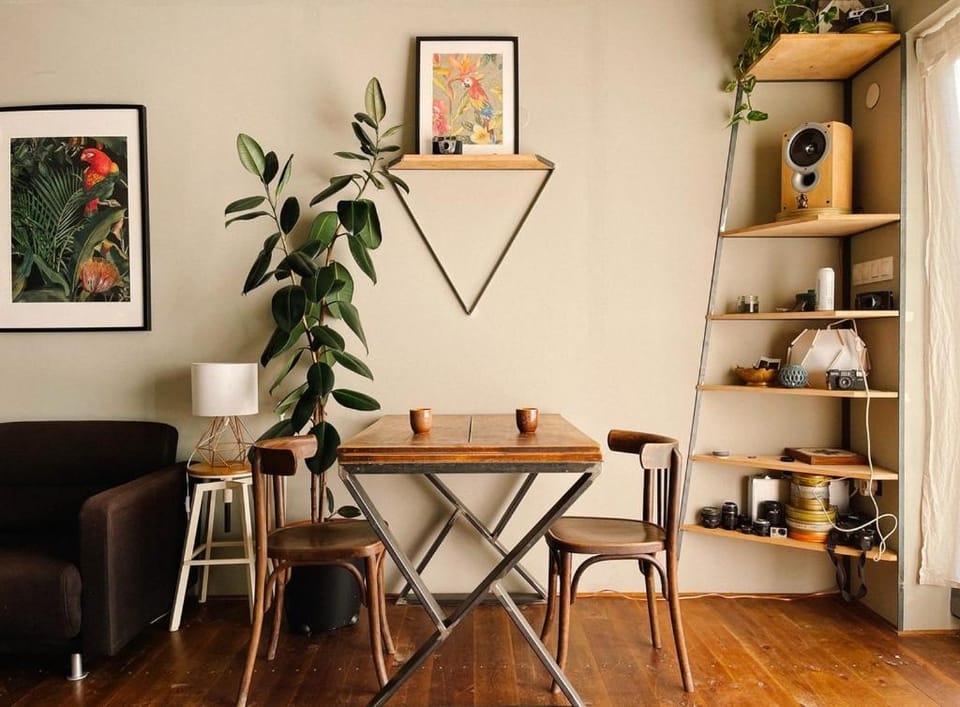 Restaurant/places to eat, Living room