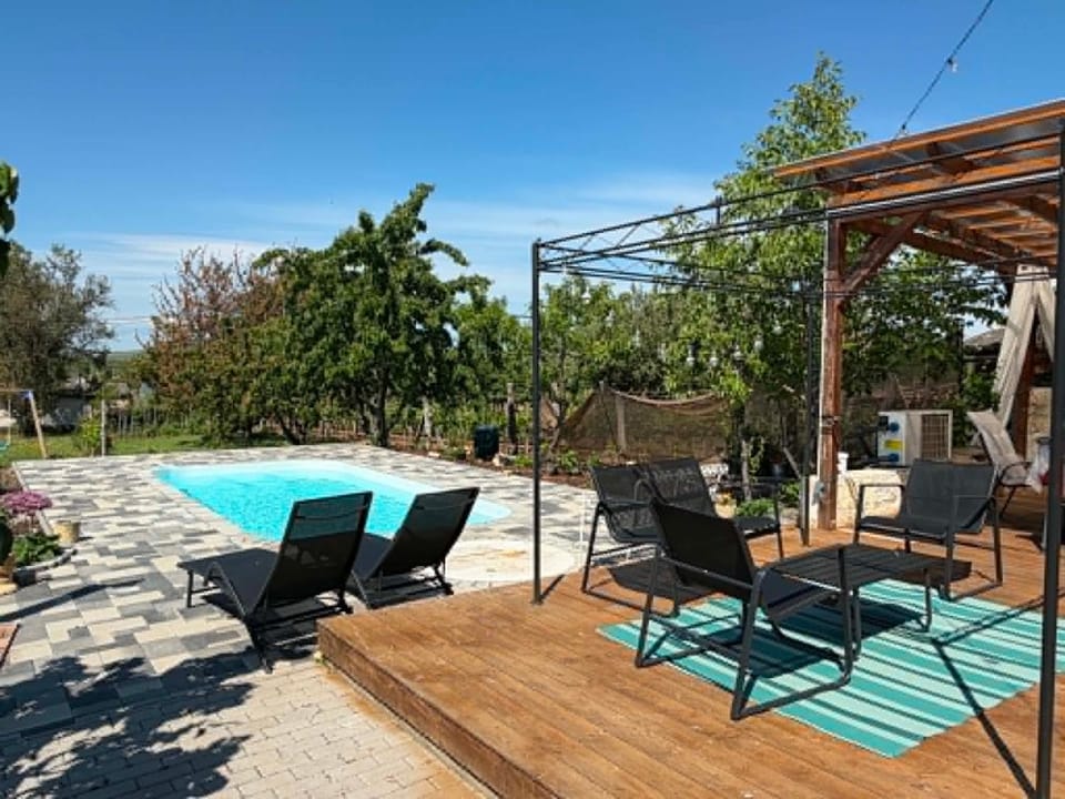 Garden view, Pool view, Swimming pool, sunbed