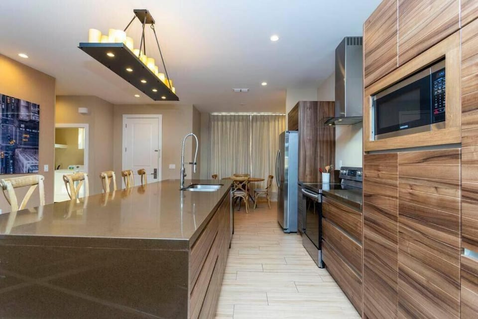 Kitchen or kitchenette, Seating area, Dining area