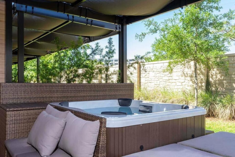 Patio, Day, Hot Tub, Balcony/Terrace, Seating area