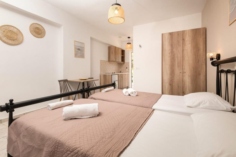 Akis Studios Alykes Apartment in Katastari