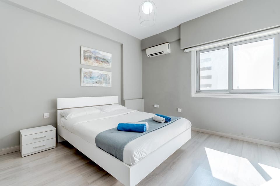 Bed, Bedroom, towels, air conditioner