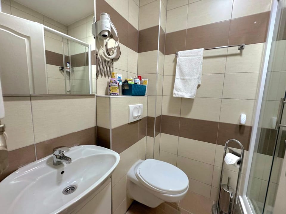 Shower, Toilet, Bathroom, towels