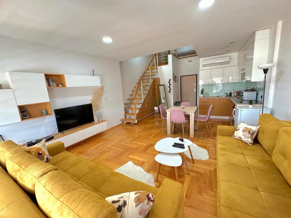 TV and multimedia, Kitchen or kitchenette, Living room, Seating area, Dining area