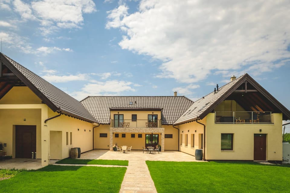 Property building, Garden, Garden, Balcony/Terrace