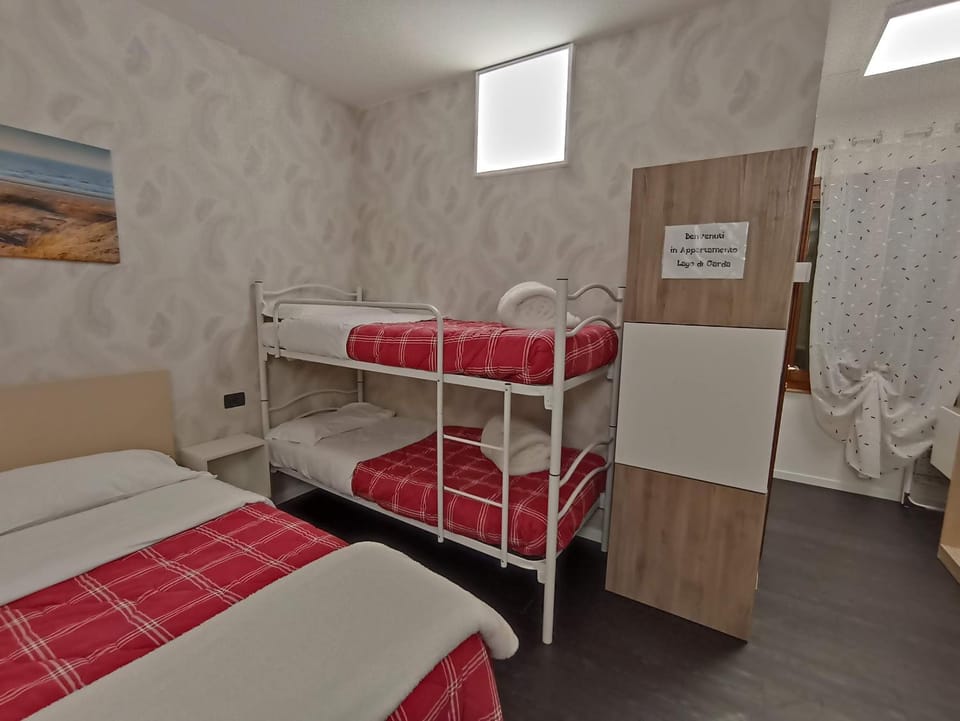Bedroom, bunk bed