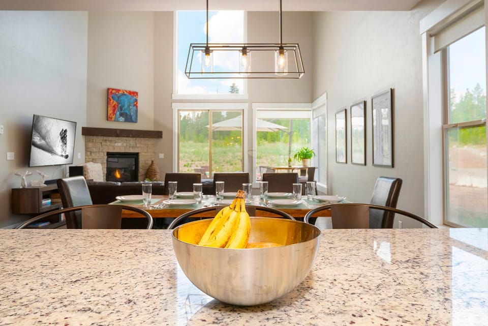Kitchen or kitchenette, Living room, Seating area, Dining area
