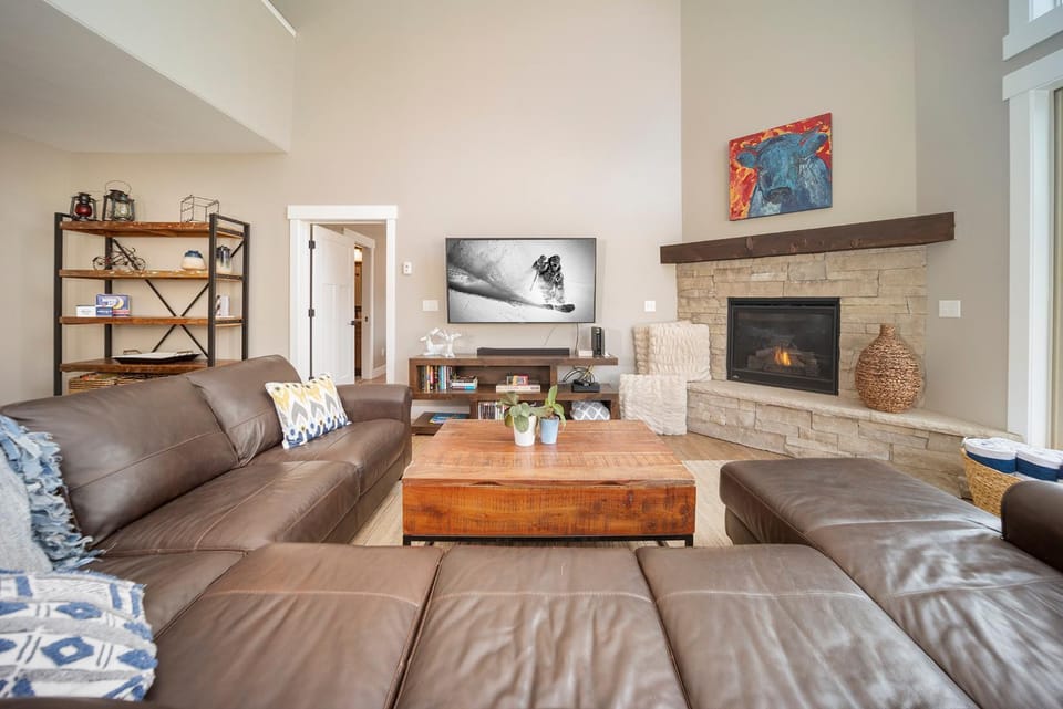 TV and multimedia, Living room, Seating area, fireplace