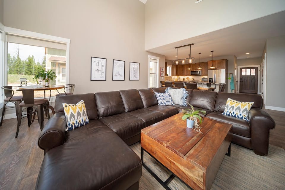 Living room, Seating area, Dining area
