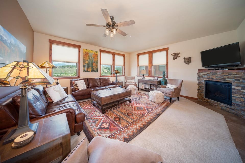 TV and multimedia, Living room, Seating area, fireplace, furniture